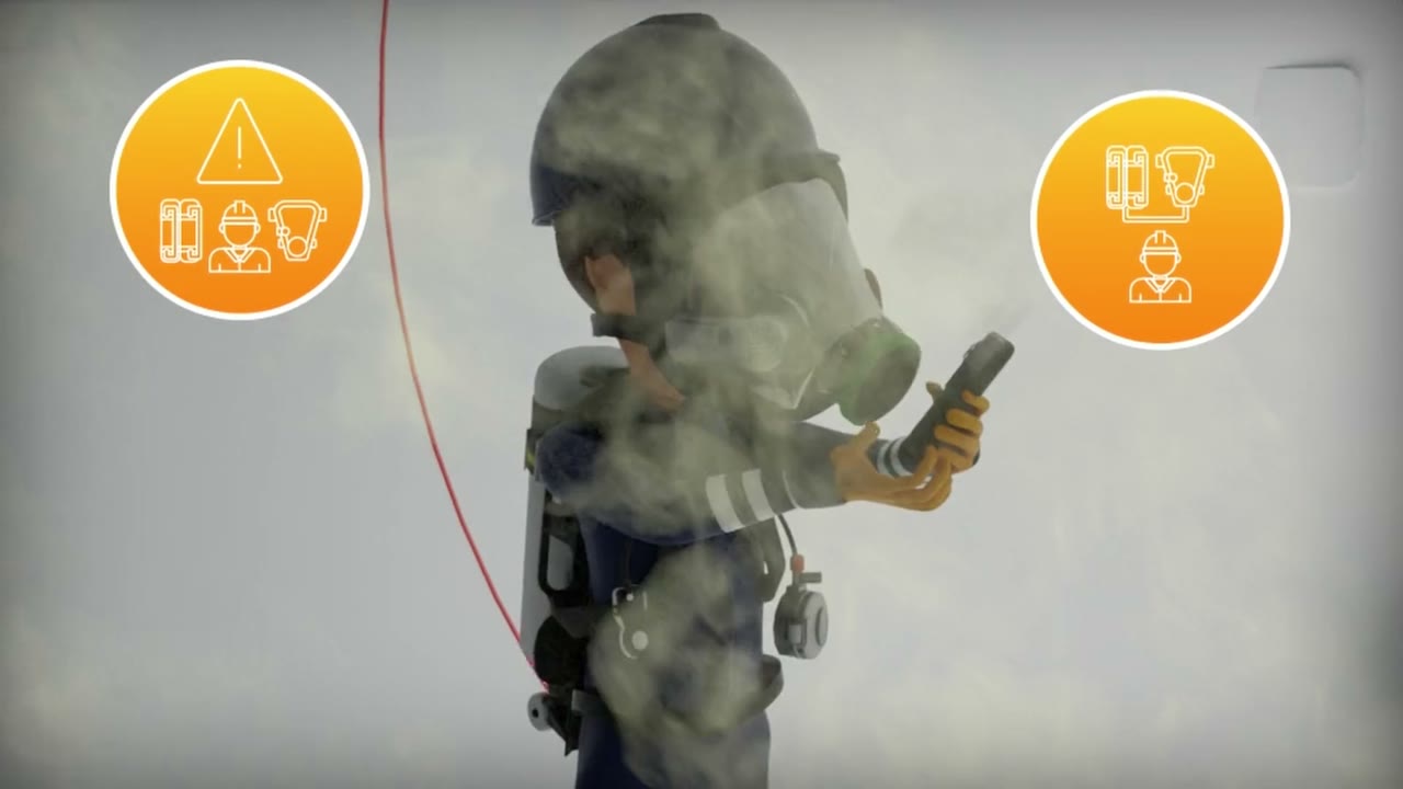 Escena animada de un curso con un personaje usando equipo de protección